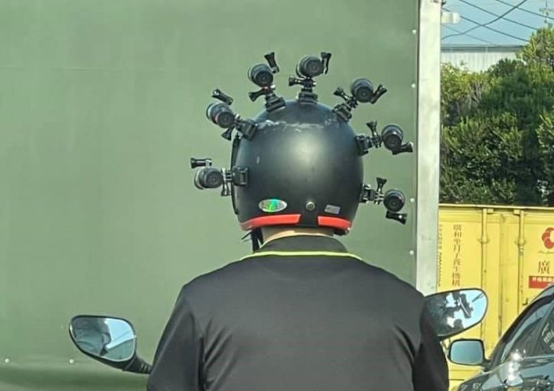 ▲有網友發現一名騎士在安全帽上安裝7支行車記錄器，詭異的畫面就讓他嚇喊「這是哪招....」。（圖／翻攝爆廢公社二館臉書）