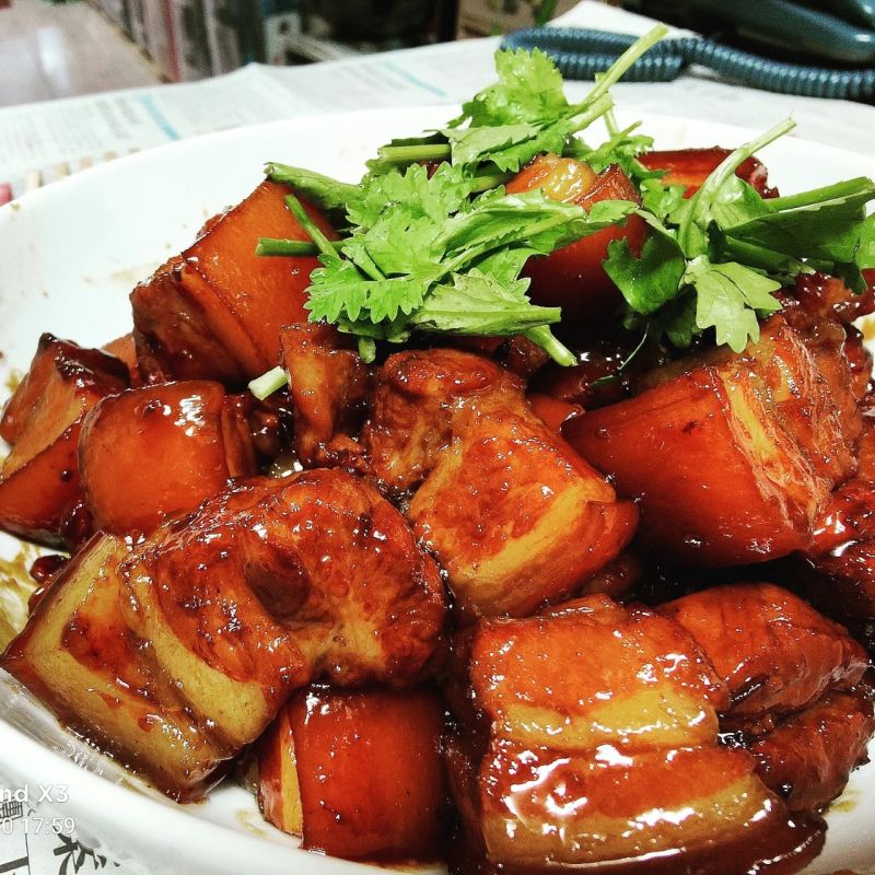 ▲自助餐店之所以很少有紅燒肉的原因在於「費工」。(圖/翻攝自PTT)