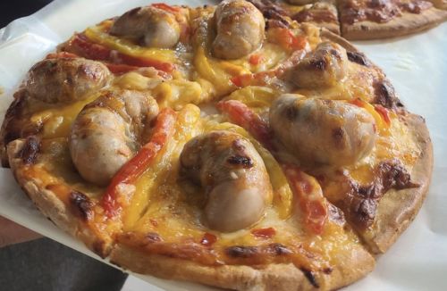 ▲近日有餐廳推出巨大火雞佛披薩，是繼必勝客推出的香菜皮蛋豬血糕披薩之後，再度掀起話題的口味。（圖／翻攝自《爆廢公社公開版》 ） 