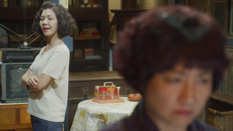 ▲楊麗音(右)、于子育對中藥行產生意見分歧。(圖/華視、CATCHPLAY提供)