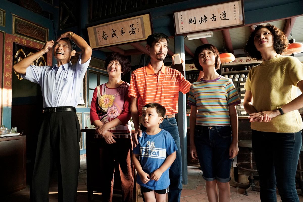 ▲夏靖庭（左起）、楊麗音、陳竹昇、吳以涵、于子育、李煜埼的《俗女養成記2》8月8日上檔 。（圖／華視、CATCHPLAY提供）