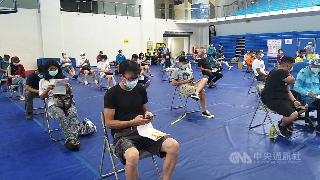 ▲金門縣政府11日表示，14日開始接受金門籍18歲以上赴台就學學生預約施打疫苗，17日起接種，保障要到熱區或到3級警戒區就讀的金門籍子弟。（圖/中央社）