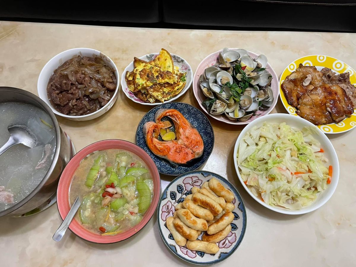 ▲網友討論家裡如果煮飯，一定要端「這道菜」出來才會開飯，貼文引發熱議。（圖/家常菜）