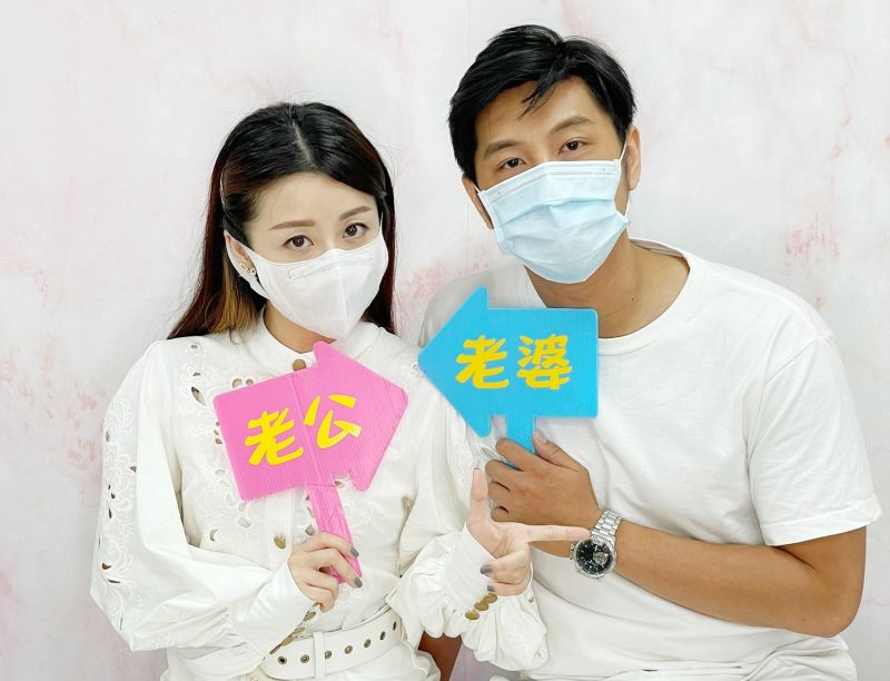 ▲楊佩潔(左)答應結婚,老公感動落淚。(圖/TVBS提供)
