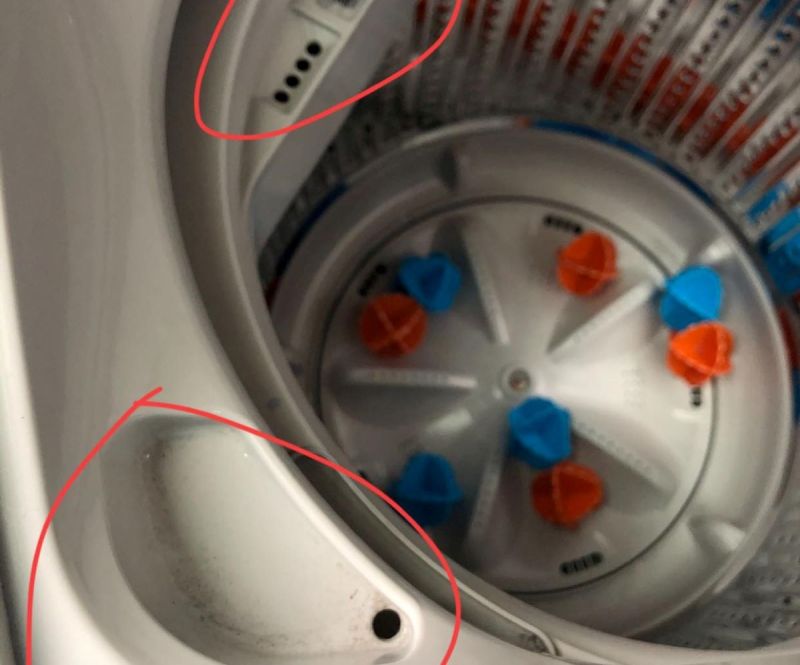 ▲一名網友發現洗衣機上有幾個小洞，讓他產生好奇心，對此，就有行家曝光真實功能。（圖／翻攝爆系知識家臉書）