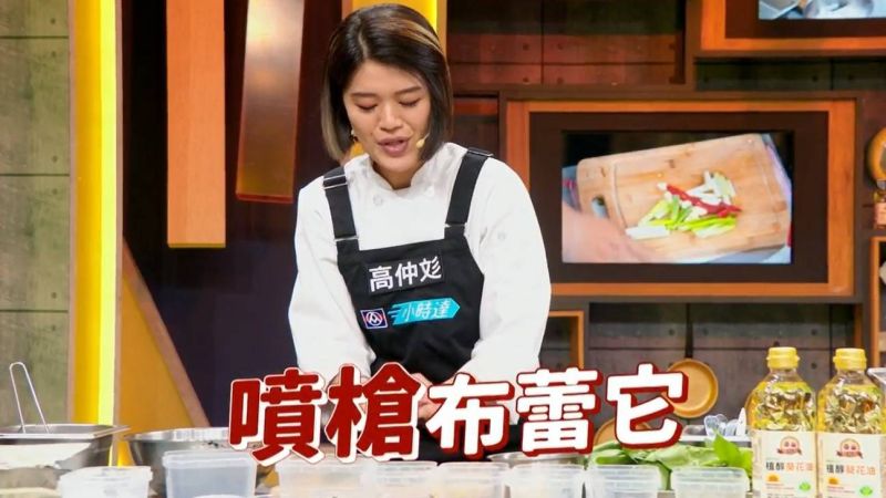 ▲高仲彣運用噴槍製作甜點。(圖/《料理之王2》提供)
