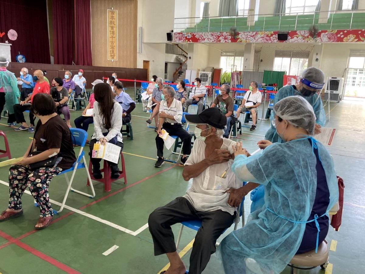 ▲屏東縣政府統計，今天（11日）實際施打人數為10133人，疫苗使用率為71％，許多地方也出現逾8成的施打率。（圖／屏東縣政府提供, 2021.07.11）