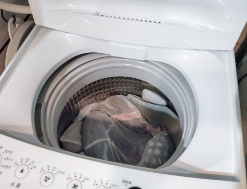 ▲許多人在洗完衣服後，都會立刻關起洗衣機蓋子，但這「多餘的」步驟，可能會創造黴菌滋生的溫床。（示意圖／取自photoAC）