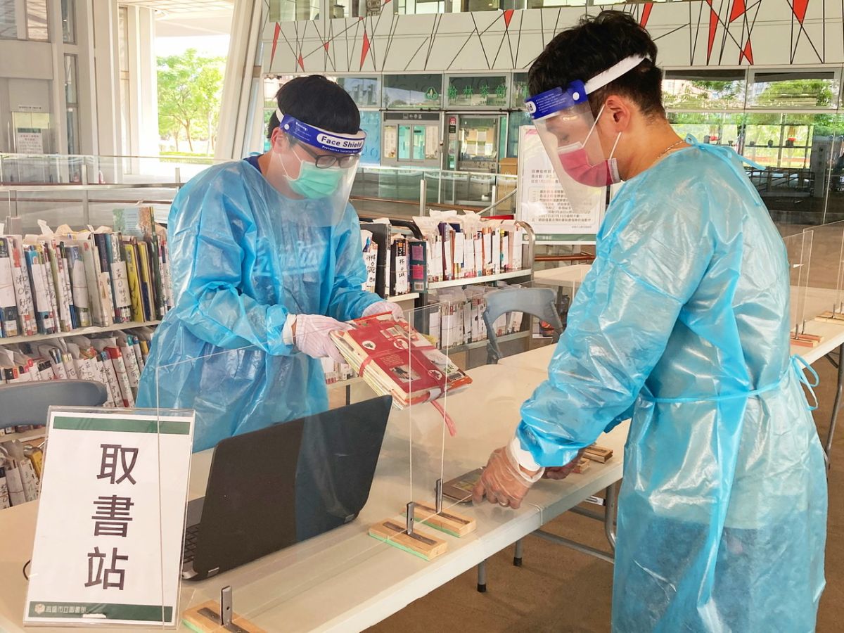 ▲高市圖啟動預約取書站服務，為了隔開取書人流，採線上申請預約、館員主動電話連繫取書時間等措施。（圖／高市圖提供）