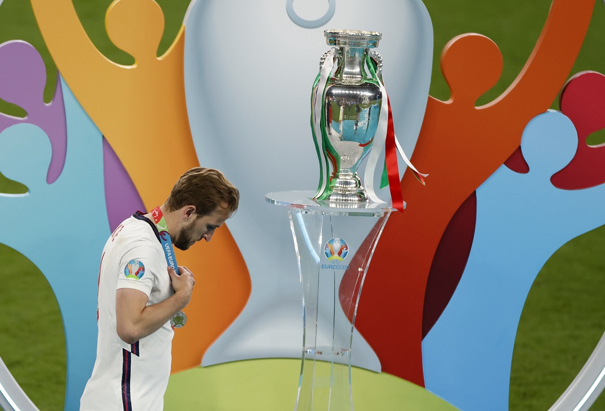 ▲英格蘭PK大戰輸球，隊長Harry Kane失望離去。（圖／美蘭射／達志影像）