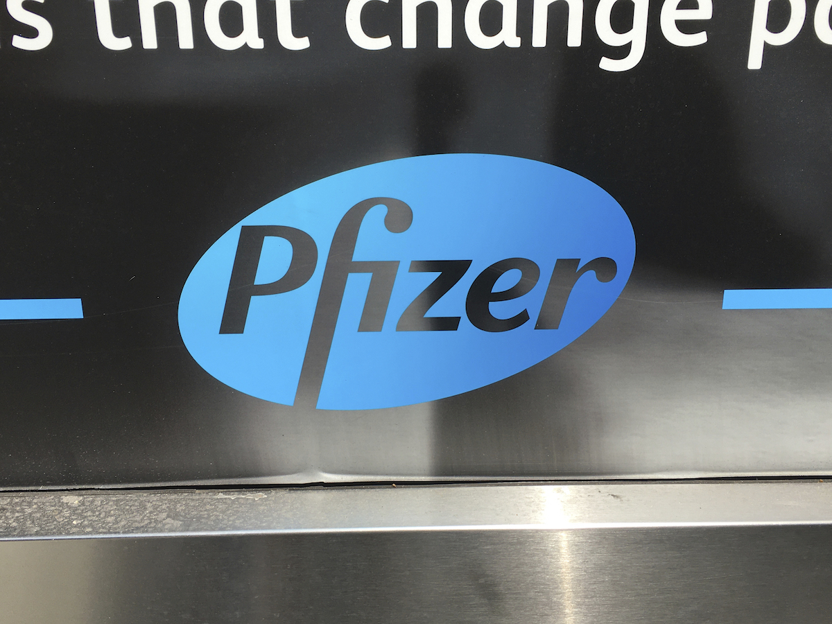 ▲輝瑞大藥廠（Pfizer Inc.）預測，可能要到2024年才會擺脫COVID-19疫情。（圖／美聯社／達志影像）