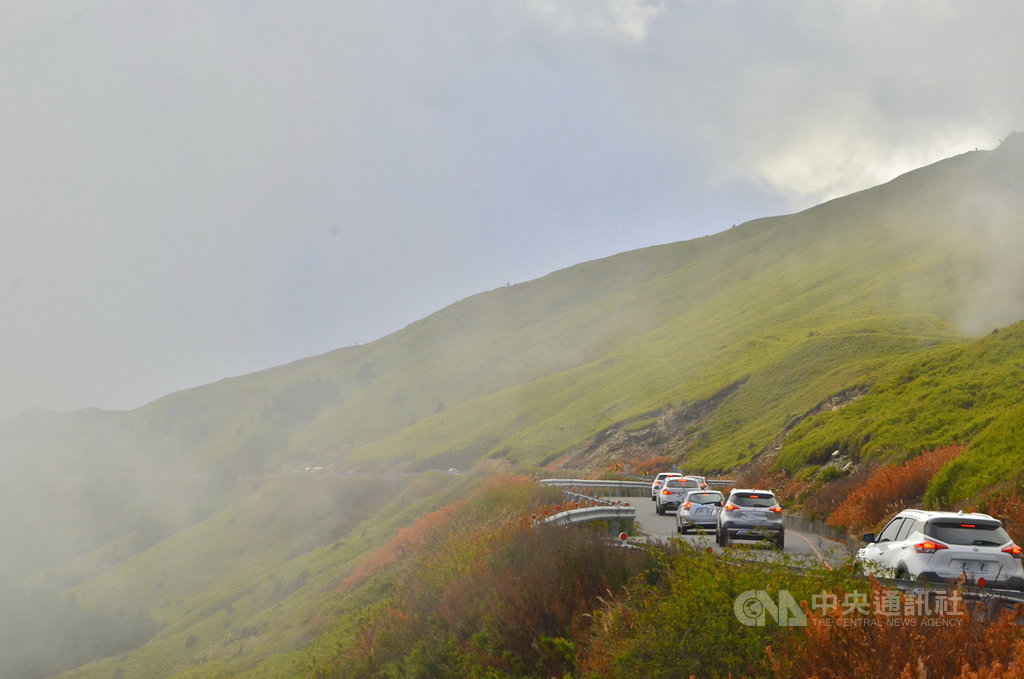 ▲太魯閣國家公園管理處表示，7月13日微解封後，預估合歡山區將湧現車潮與人潮，由於合歡山地區停車空間有限加上多數路段蜿蜒坡陡、路幅狹窄，將實施假日交通管制措施，於台14甲線24k處每10分鐘放行20輛車。（中央社）
