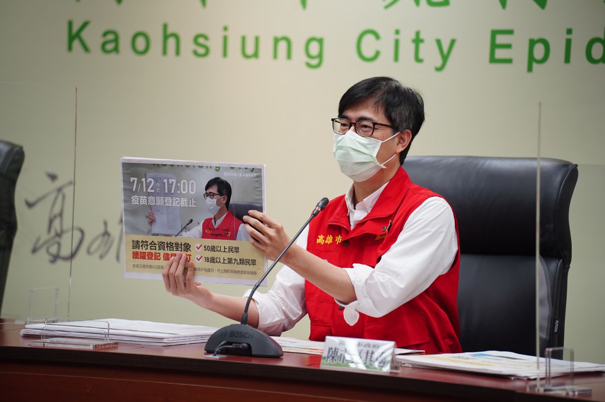 ▲高雄市長陳其邁強調，不管是AZ、BNT、莫德納疫苗，對於感染的保護力，打了兩劑之後都相當，「疫苗沒打下去都不算，打下去才有保護力」，趕快去打就對了。（圖／高雄市政府提供）
