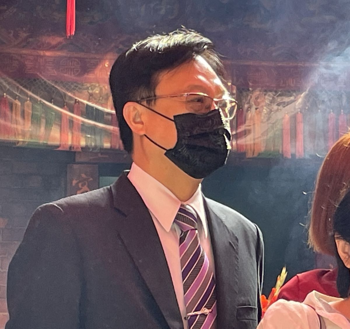 ▲宣布參選國民黨主席的前彰化縣長卓伯源，今年2月陪同鴻海集團創辦人郭台銘、前立法院長王金平等人，前往主祀關聖帝君的土城順聖宮上香祈福。（圖／陳志仁攝影）