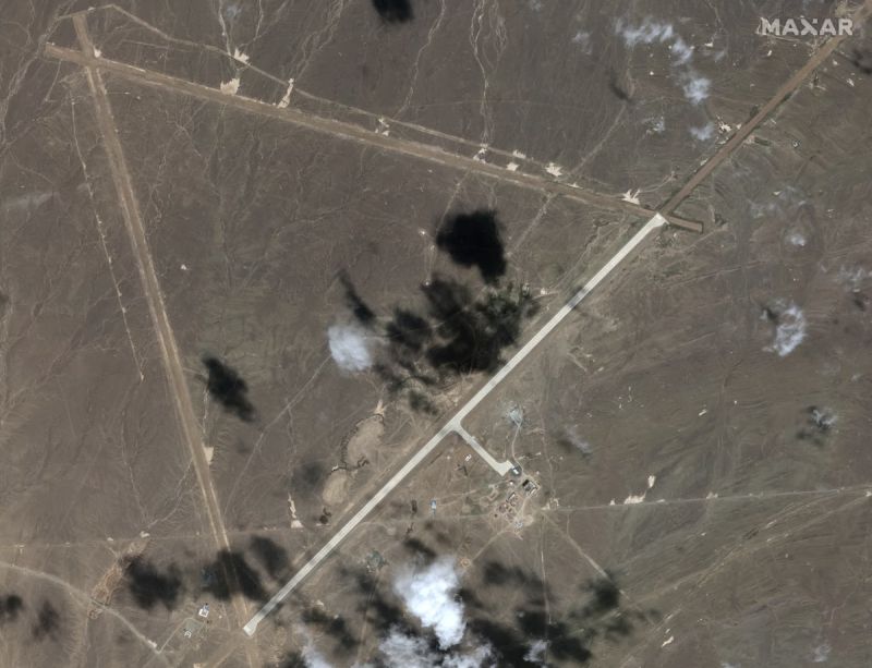 ▲衛星照片拍到羅布泊沙漠出現約5公里跑道。（圖／翻攝自MAXR）