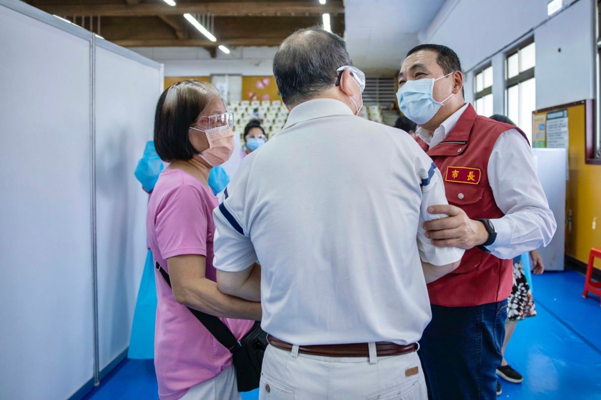 ▲新北市長侯友宜親切問候長者接種的情況，不時叮嚀接種後要多喝水、充足觀察休息後再返家。（圖／新北市政府提供）