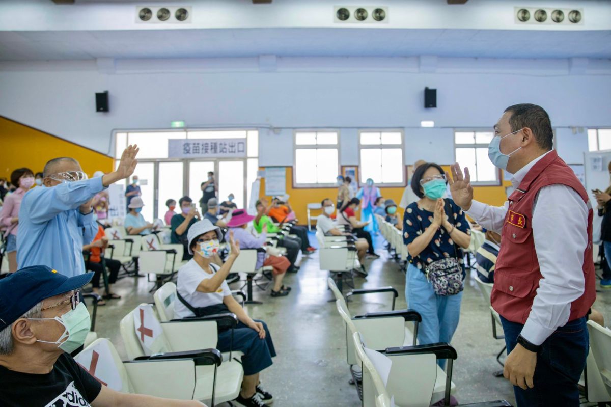▲新北市中和區設疫苗接種站，關心長者施打情形。（圖／新北市政府提供）