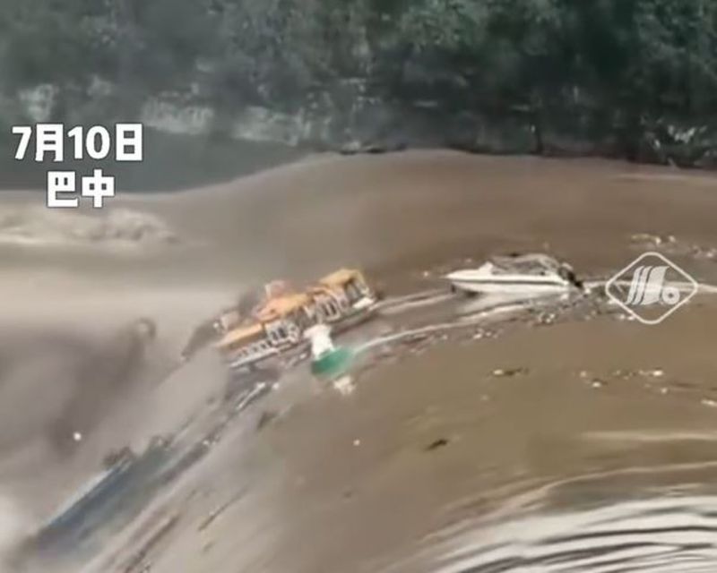 ▲三江電站大壩附近的多艘船隻和快艇瞬間被游洶湧湍急的瀑布吞噬。(圖/翻攝自《香港01》)
