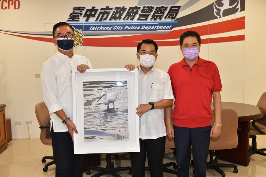 ▲麗明營造董事長吳春山共襄盛舉，致贈攝影作品供警察局展示(圖/記者鄧力軍翻攝)