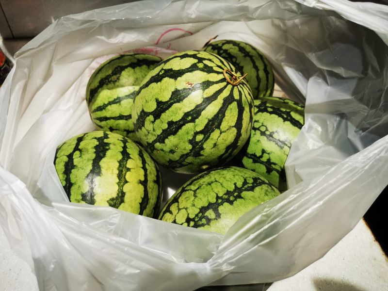 ▲網友分享自己去市場買了六顆西瓜回家，卻被老公說「這不是西瓜」，讓她滿頭問號。（圖/爆怨2公社）
