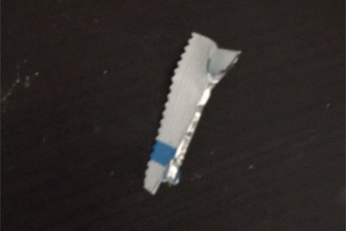 ▲有網友在男友房間發現某個包裝撕角，看起來十分像保險套，讓她瞬間臉綠。（圖／翻攝自《爆廢公社二館》 ）