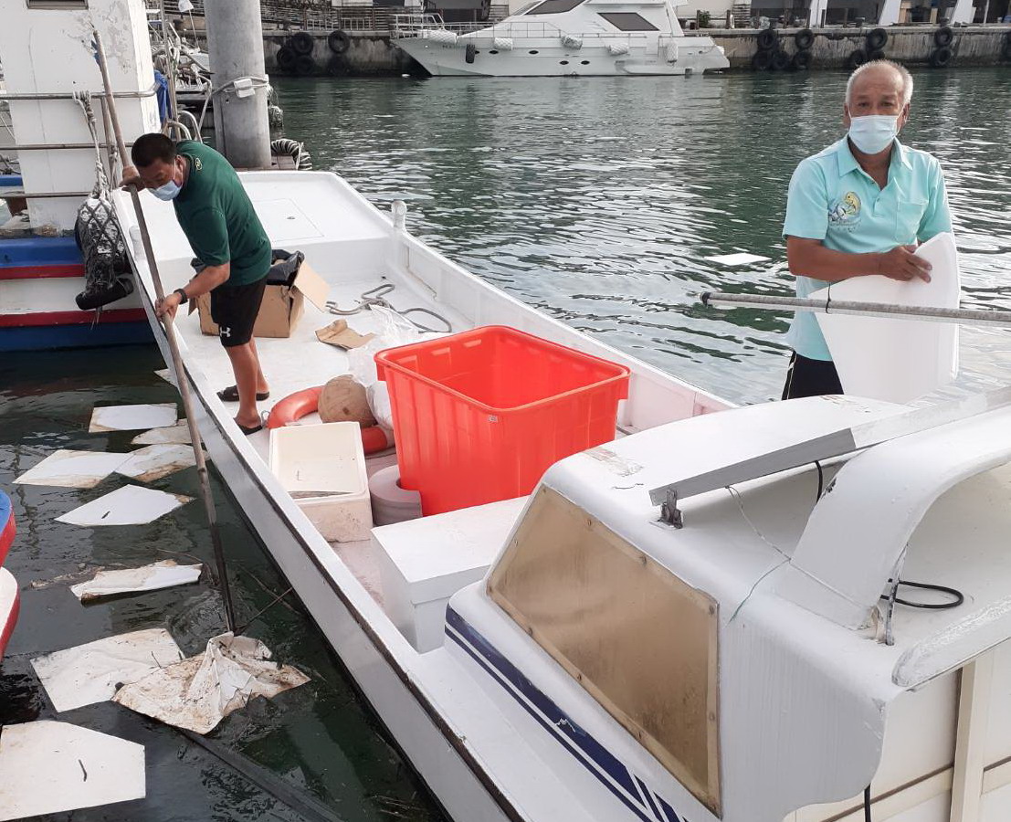 ▲台灣中油公司煉製事業部大林煉油廠高雄港外海2號浮筒發生油污洩漏事件，漂到屏東縣琉球鄉漁港，當地漁民清理殘餘油污。(資料照／記者黃守作攝)