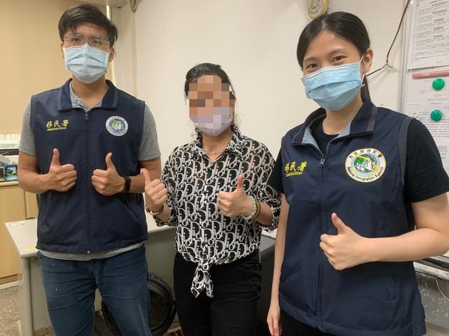 ▲阿蘭（中）向高雄市專勤隊求助並完成篩檢，解除染疫疑慮，並順利回鄉照顧丈夫。（圖／移民署高雄專勤隊）