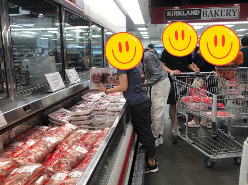 ▲現場有不少客人正在挑選商品。(圖/翻攝Costco好市多