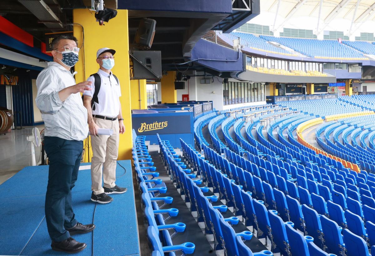 ▲中華職棒(13)日恢復比賽，中職會長蔡其昌、台中運動局長李昱叡、衛福部中區傳染病防治醫療網指揮官黃高彬等人前往洲際棒球場召開防疫會勘(圖／蔡其昌服務處提供2021.7.12)