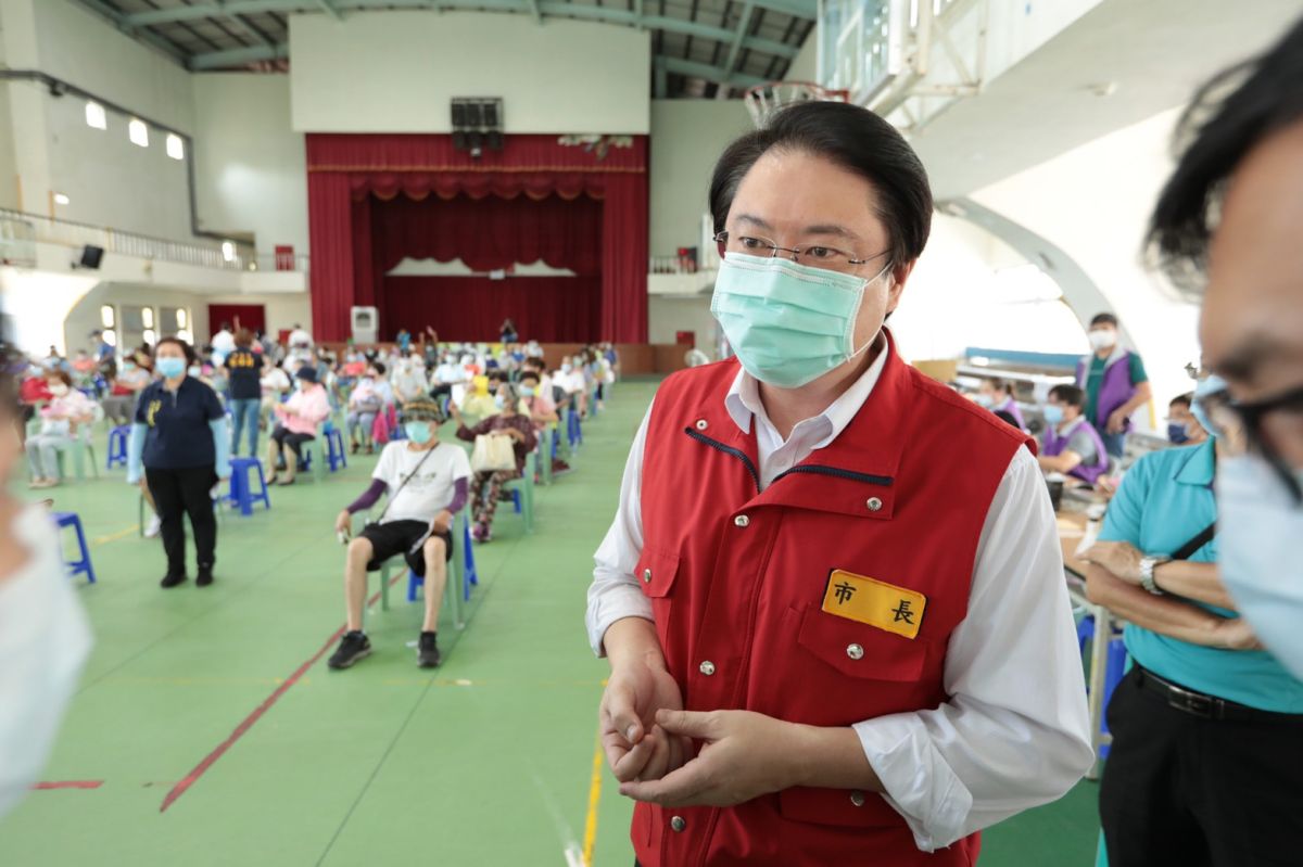 ▲鴻海、台積電已完成購買輝瑞（BNT）疫苗相關合約的簽署，引發熱議；對此，基隆市長林右昌認為，疫苗越來越多是很好的事。（圖／基隆市政府提供）