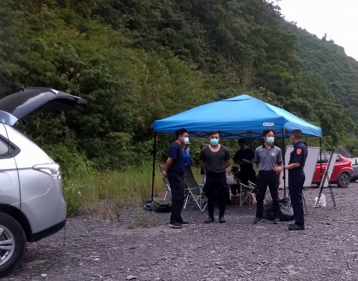 ▲屏東縣來義鄉鴛鴦瀑布今天(12日)下午發生民眾群聚戲水，造成兩名男子不慎溺斃，警消在南大武山莊附近停車場設置前進指揮所。（圖／潮州警分局提供, 2021.07.12）