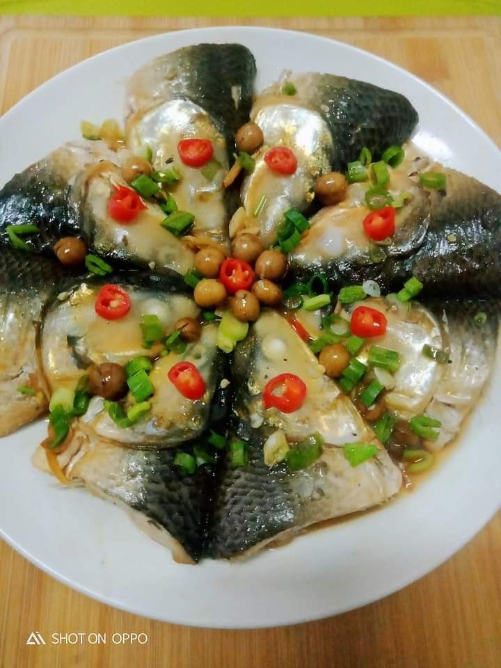 ▲女網友指出,只要魚頭一端上桌,全家人就會瞬間安靜不聊天。(圖/翻攝家常菜臉書社團)
