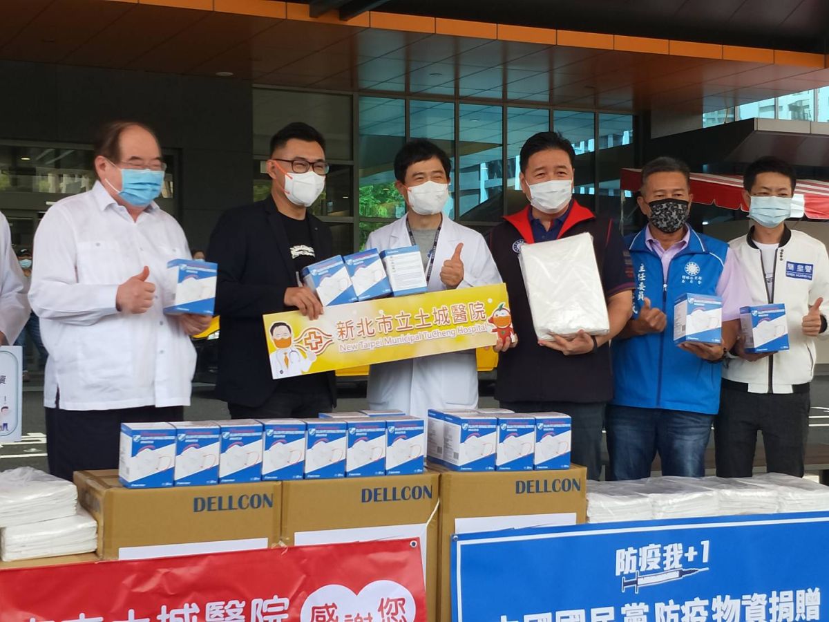 ▲國民黨主席江啟臣（左二）火力全開的痛批總統蔡英文，寧可發臉書悼念一條狗，也不肯出來悼念7、800條的人命，「你把台灣的人民當作什麼？」（圖／新北市議員林金結辦公室提供）