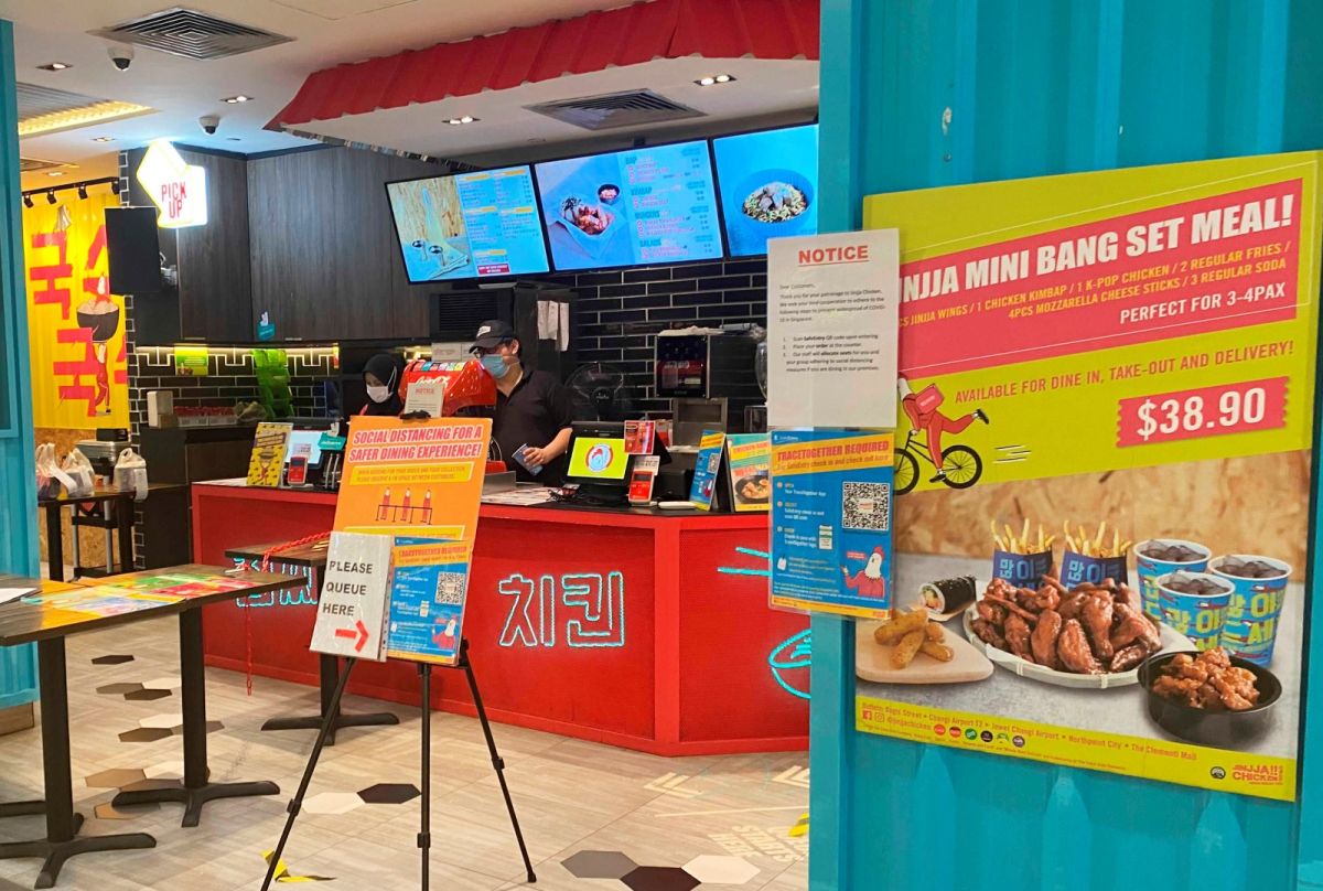 ▲新加坡疫情保持穩定，12日起放寬餐廳內用人數，最多5人一桌，睽違近2個月的工作餐敘、三五好友聚餐終於得以恢復。圖為疫情期間新加坡一間餐廳防疫情況之資料照。（圖／美聯社／達志影像）