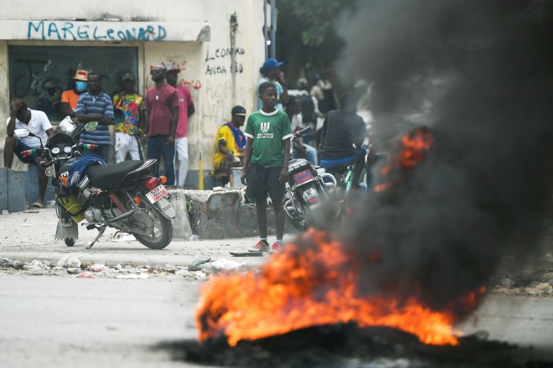▲美國執法和國家安全官員已與海地領導階層和警方會面，就海地總統摩依士（Jovenel Moise）刺殺案提供協助。圖為海地太子港混亂街景。（圖／美聯社／達志影像）