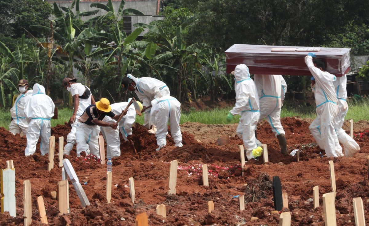 ▲印尼此波新冠肺炎疫情持續嚴峻，12日又通報40427例確診，創單日最高紀錄，並再有891例死亡。（圖／美聯社／達志影像）