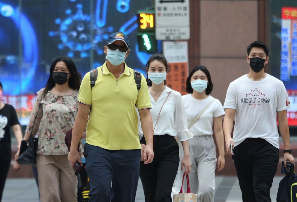 ▲由於新冠本土疫情爆發，台灣民眾近日高度關注疫苗的取得消息。圖為疫情下的台灣街頭。（圖／美聯社／達志影像）