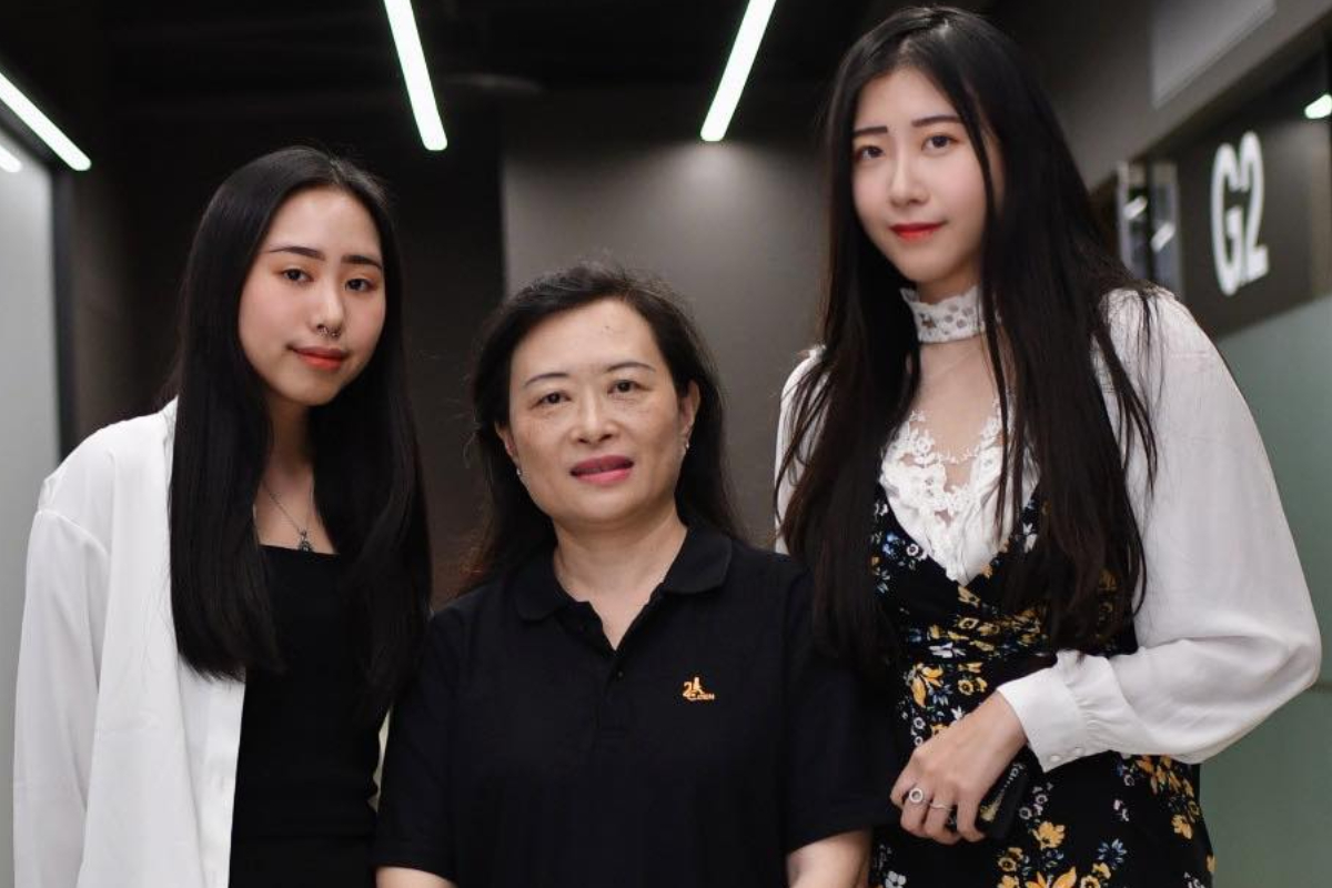 ▲主持人Liana &Joyce與伊甸基金會新移民家庭成長中心主任朱莉英合影。（圖／四方報拍攝於三級警戒前）