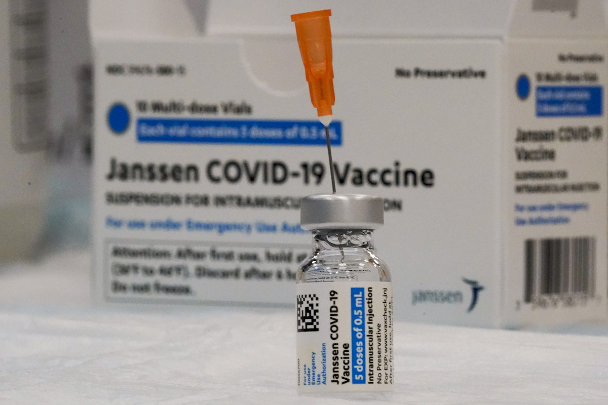 ▲嬌生傳出去年底停產新冠疫苗，改為研發更有利可圖的疫苗。（圖／美聯社／達志影像）