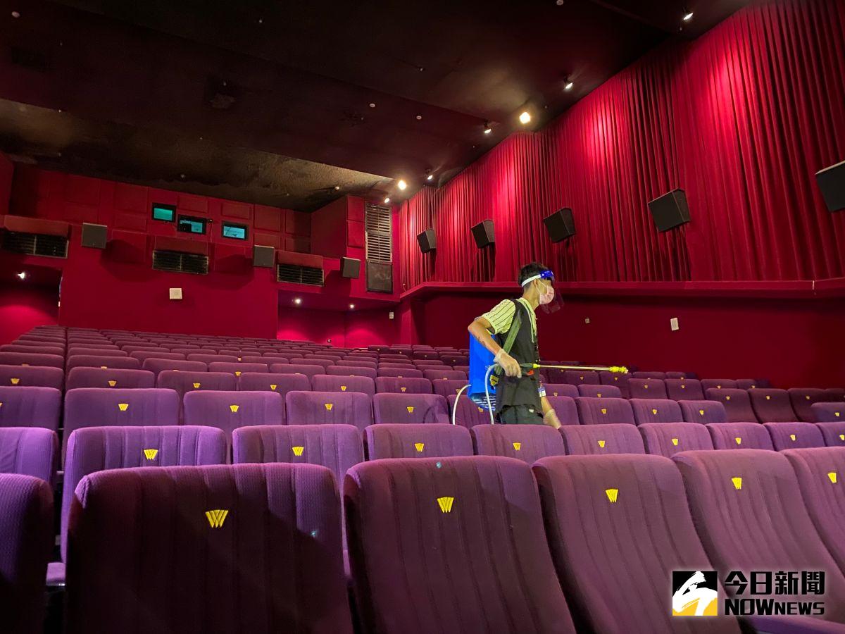 ▲信義威秀微解封開門第一天，做好萬全準備，場次與場次之間，都會有人員進行消毒清潔。（圖／記者朱啓瑜攝）