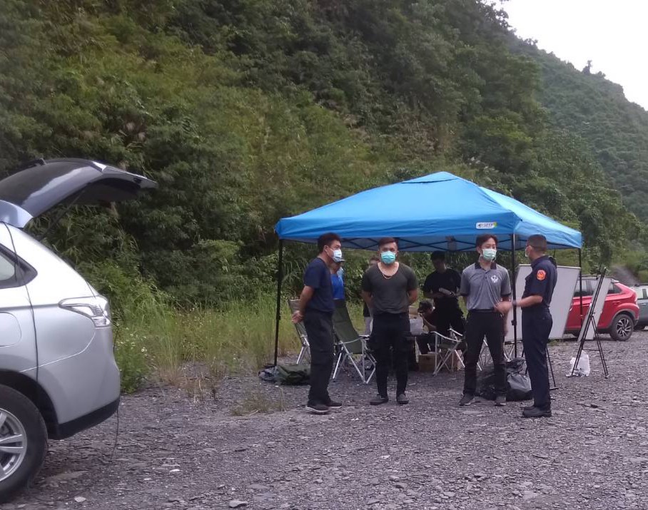 ▲屏東縣來義鄉鴛鴦瀑布發生一起溺水死亡案件，警消獲報到場救援。（圖／潮州警分局提供）