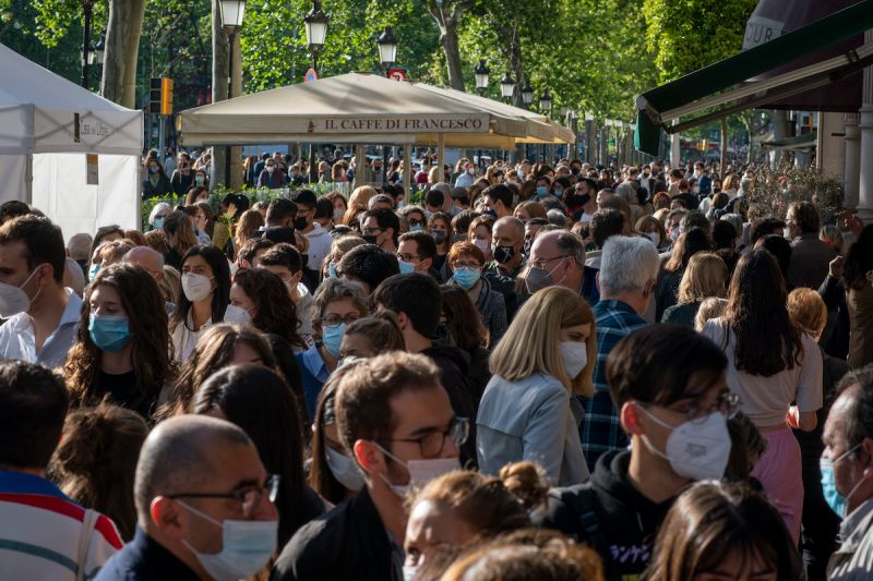 ▲西班牙的熱門觀光地區加泰隆尼亞（Catalonia）和瓦倫西亞（Valencia）今天宣布實施新的防疫措施，以遏止2019冠狀病毒疾病（Covid-19）疫情再起。（圖／美聯社／達志影像）