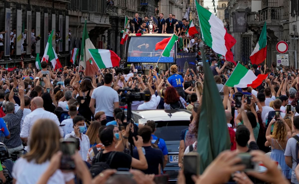▲確定奪冠後，義大利首都羅馬街頭陷入狂歡，民眾幾乎都沒戴口罩或保持社交距離。雖然有部分國家確實已經解封，但由於變種病毒來襲，專家擔心恐釀新一波疫情。（圖／美聯社／達志影像）