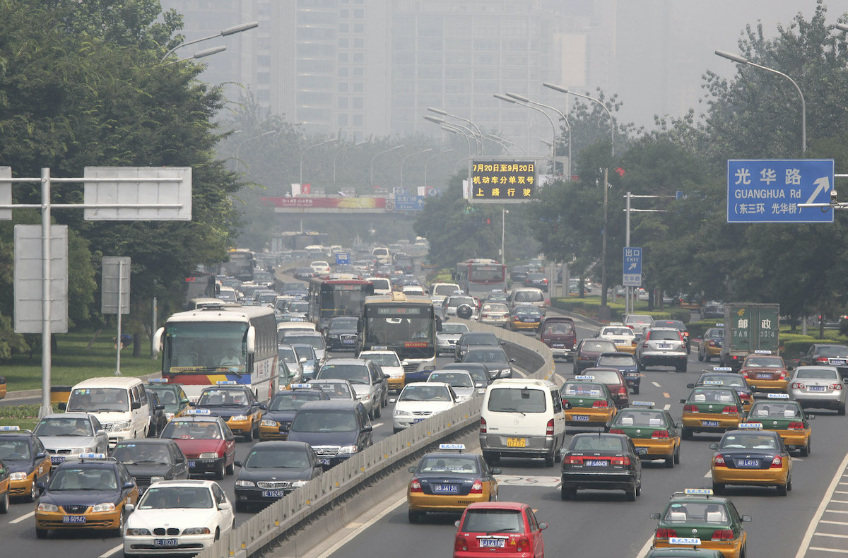 ▲除了住宅、工業等造成的碳排放，市區交通也是主要的碳排放來源之一，加上大城市交通擁擠，塞車也會導致能源浪費、碳排放增加。（圖／美聯社／達志影像）