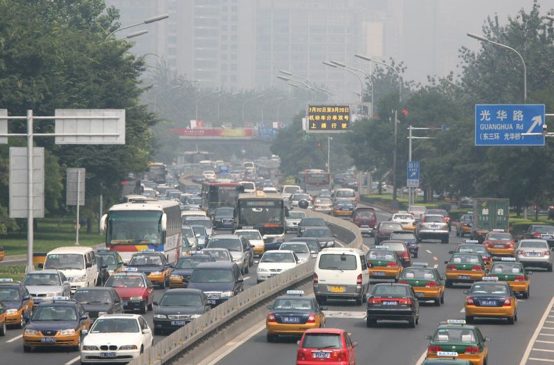 ▲除了住宅、工業等造成的碳排放，市區交通也是主要的碳排放來源之一，加上大城市交通擁擠，塞車也會導致能源浪費、碳排放增加。（圖／美聯社／達志影像）