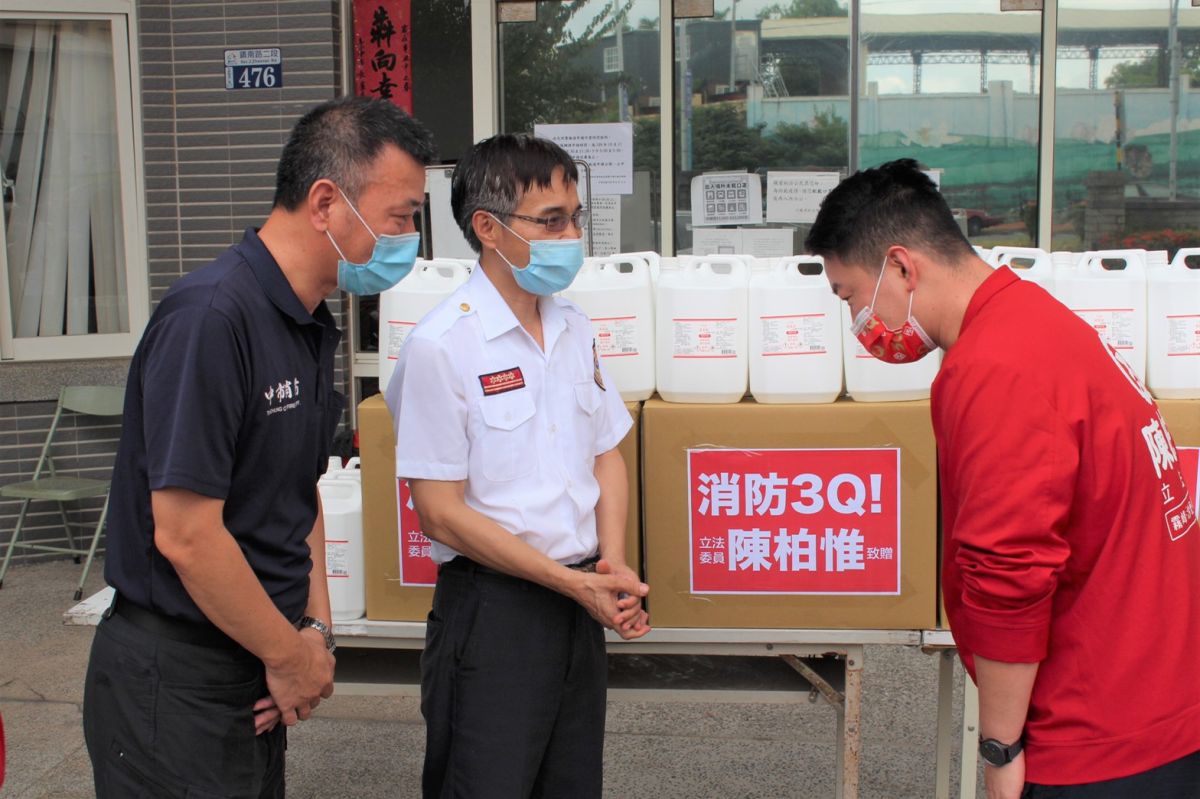 ▲立委陳柏惟前往消防局第四大隊捐贈相關防疫物資(圖／陳柏惟服務處提供2021.7.13)