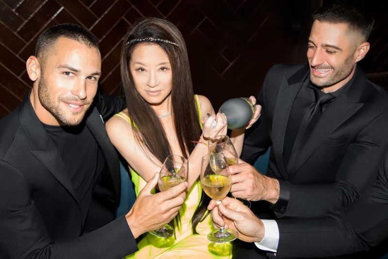 ▲▼王薇薇(上圖中、下圖右)被指P圖過頭。(圖/Vera Wang、donnakaranthewoman IG)