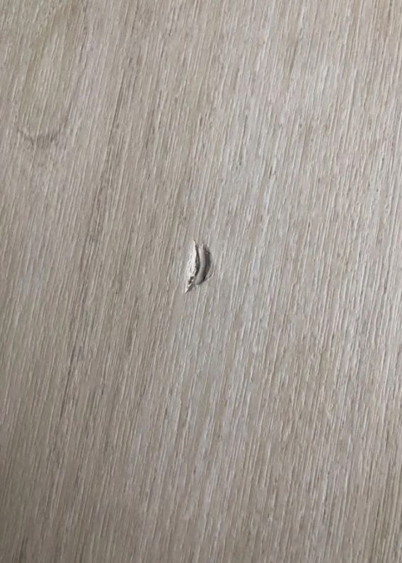 ▲原PO不小心摔到Macbook,豈料電腦外觀沒事,反而是木地板凹了一個洞。(圖/翻攝自《Dcard》)