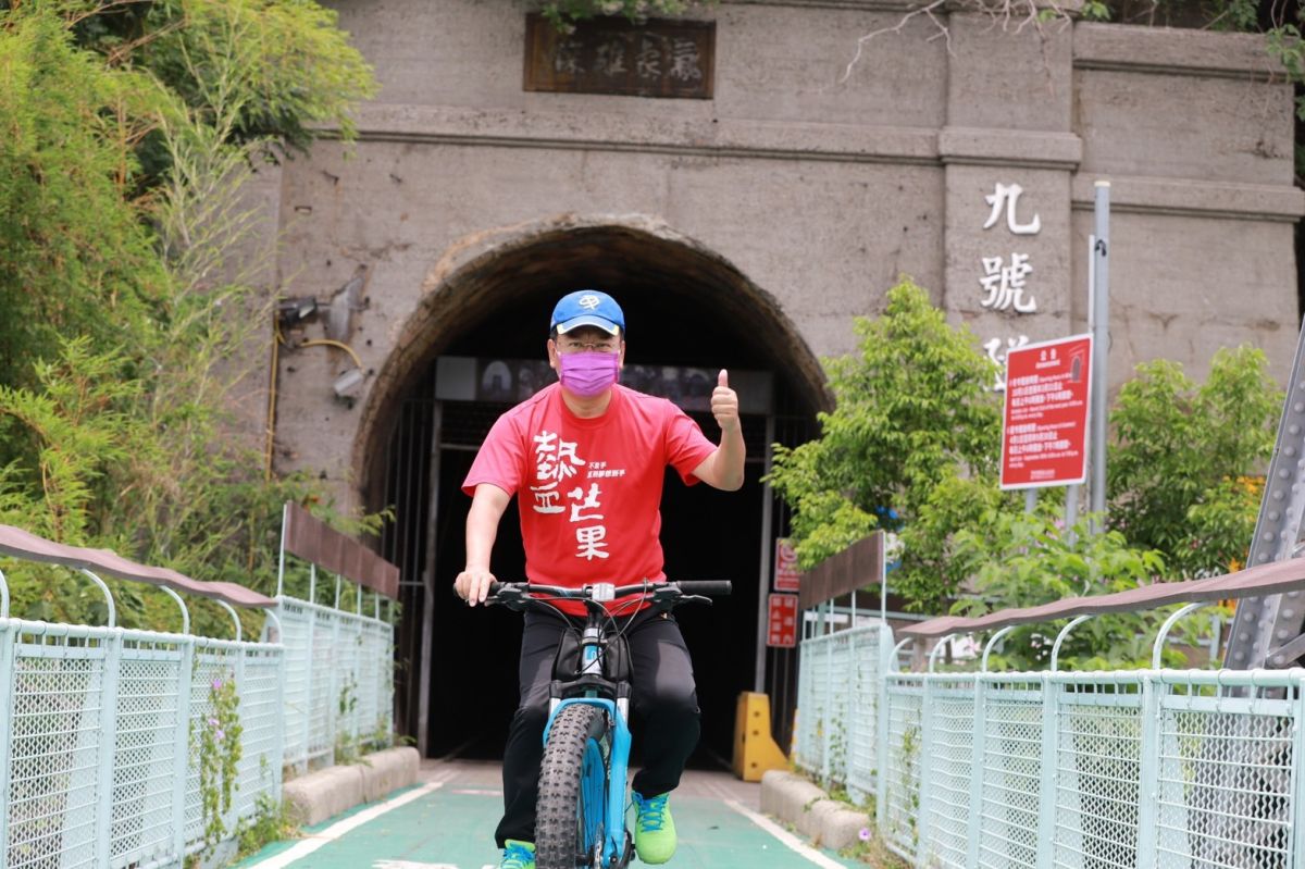 ▲微解封首日，中市議員謝志忠騎著專屬的大輪，來到「后豐鐵馬道」巡禮(圖／謝志忠服務處提供2021.7.13)