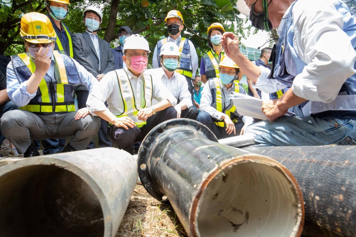 ▲行政院長蘇貞昌今日與基隆市長林右昌、立委蔡適應、邱臣遠等人，視察自來水管線汰換的情形。（圖／基隆市政府提供）